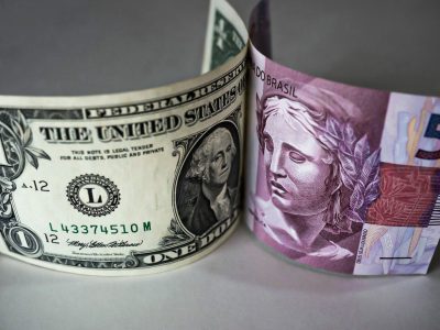 Dólar hoje: abre em alta após queda no preço do petróleo